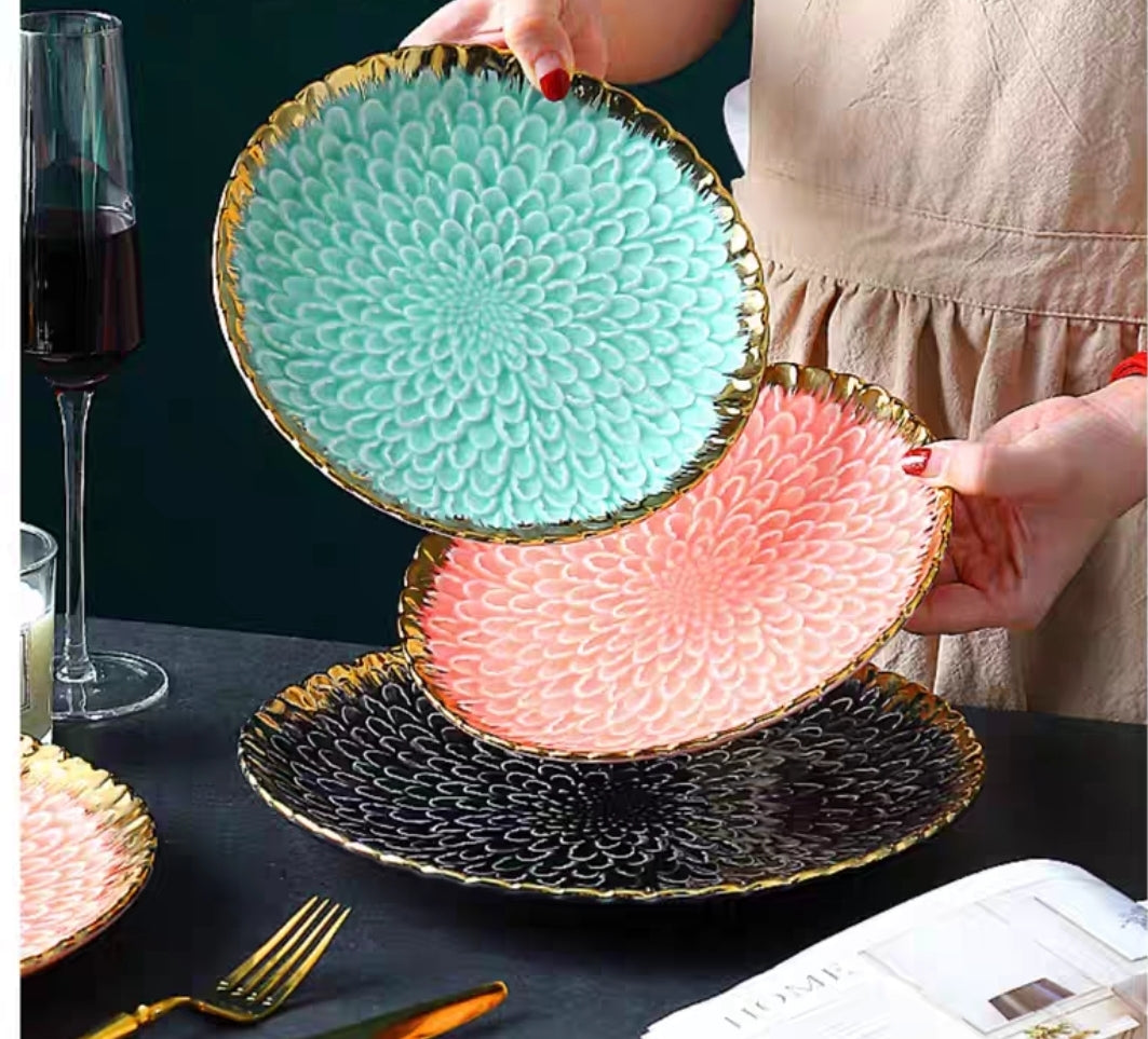 Elegant Petal-Pattern Plates – Gold Rimmed Ceramic for Dining & Display